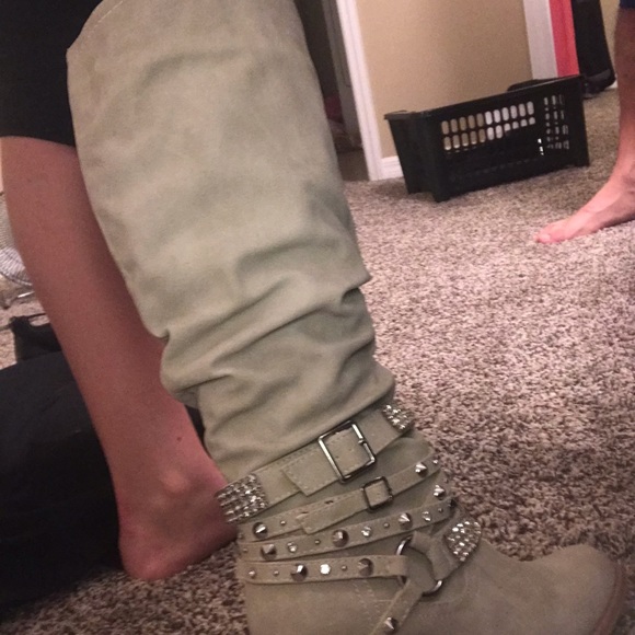 Boots - Picture 4 of 4